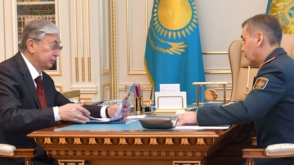 Қозоғистон президенти Қосим-Жўмарт Тўқаев (чапда) ва мудофаа вазири Нурлан Ермекбаевнинг 11 февраль куни Нур-Султондаги учрашуви. (Қозоғистон президенти матбуот хизмати)