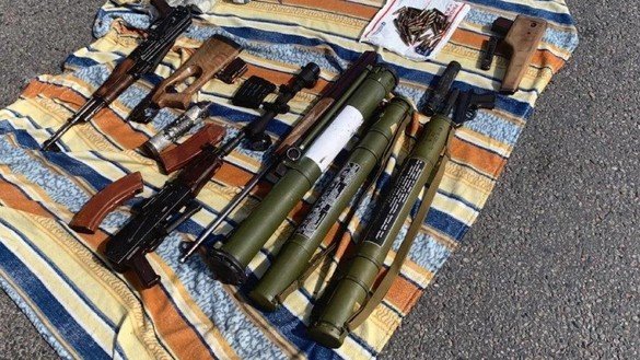 Суратда: Ўтган йил июнь ойида Олмаота вилоятидаги жиноий гуруҳдан мусодара қилинган қуроллар.