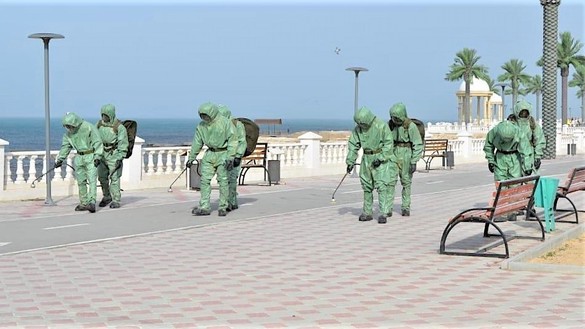 Подразделения биозащиты вооруженных сил (ВС) Казахстана дезинфицируют набережную реки Ишим в Нур-Султане, 25 марта. [Пресс-служба ВС Казахстана]