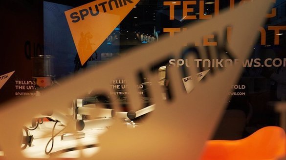 «Вирус одам қўли билан яратилгани» ёки қасддан тарқатилгани ҳақидаги фитна назариялари Россиянинг «Спутник» нашри томонидан COVID-19 мавзусида чоп этилган бошқа хабарларга нисбатан кўпроқ муҳокама қилинган. («Спутник»)