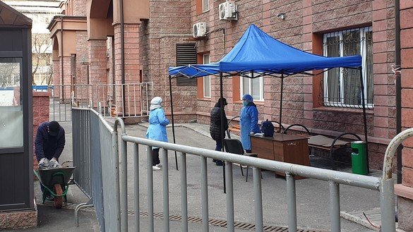 Суратда: 24 март куни Олмаотадаги «Сункар» турар жой мажмуаси олдида навбатчилик қилаётган тиббиёт ходимлари, бу ерда COVID-19 вирусига чалинган бемор аниқланган.