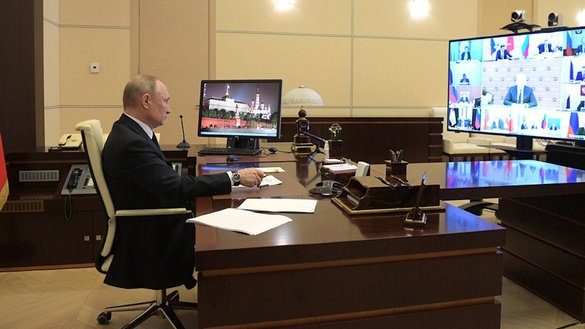 Россия президенти Владимир Путин 8 апрель куни ҳукумат аъзолари билан ўтказилган видеомулоқот чоғида нутқ сўзлар экан, янги коронавирусни туркий халқларнинг аждодларига ўхшатган. (Кремль)