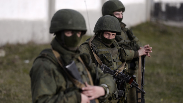 Перевальноедаги (Украина) ҳарбий базасини қўриқлаётган номаълум эркаклар, Қрим, 2014 йил, 16 март. Ёлланма жангчиларнинг «Вагнер гуруҳи» Украинада пайдо бўлган ва Россия президенти Владимир Путиннинг кўрсатмаси билан ҳаракат қилади. (Димитар Дилкофф/AFP)