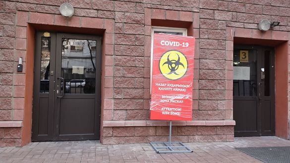 COVID-19 ҳолати аниқланганидан кейин карантинга олинган Олмаотадаги турар жой мажмуаси яқинига қўйилган белги, 24 март. (Канат Алтинбаев)
