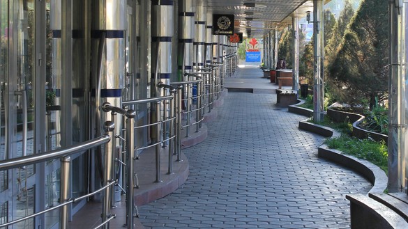 Тараздаги ёпиқ кийим дўконлари, 18 апрель. COVID-19 карантини вақтида фақат озиқ-овқат ва зарурий маҳсулотлар сотувчи дўконларгина ўз фаолиятини давом эттирмоқда. (Айдар Ашимов)