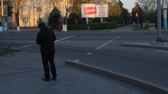 Пожилой мужчина идет в магазин за продуктами. Тараз, 18 апреля. [Айдар Ашимов]