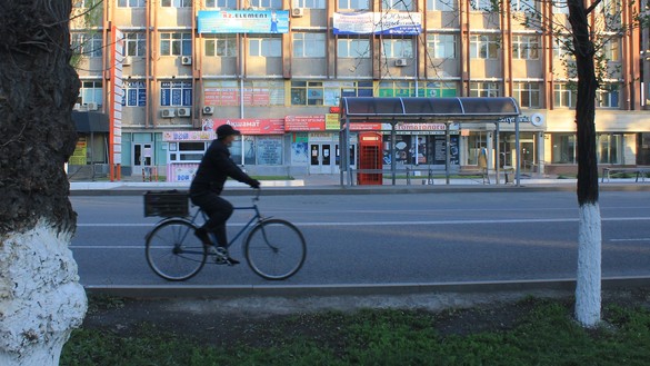 Безлюдная автобусная остановка. Общественный транспорт ходит только в определенные часы утром и вечером. Тараз, 18 апреля. [Айдар Ашимов]