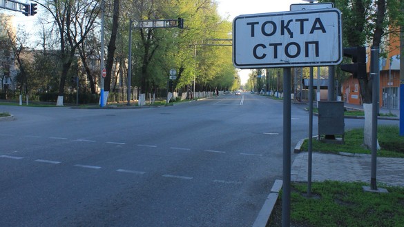 Центральная улица города пустует. Автовладельцам рекомендовали воздержаться от поездок. Тараз, 18 апреля. [Айдар Ашимов]