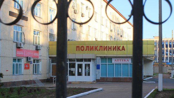 Ворота поликлиники закрыты. Пациентам рекомендовали воздержаться от посещения врачей по поводу хронических заболеваний, не требующих неотложной помощи. Тараз, 18 апреля. [Айдар Ашимов]
