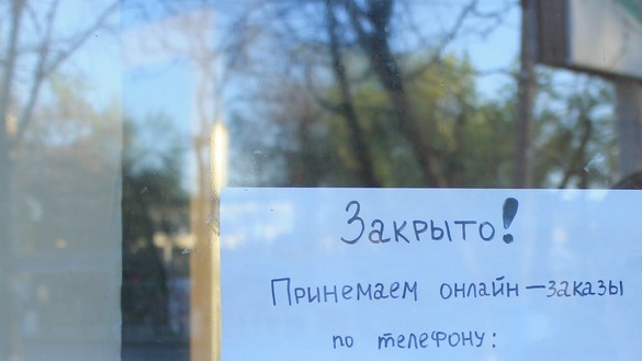 Вывеска на витрине магазина, предлагающего местным жителям доставку товаров на дом. Тараз, 19 апреля. [Айдар Ашимов]