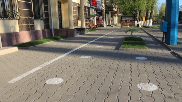 Опустевший тротуар. Белыми точками отмечено безопасное расстояние в два метра, которое должны соблюдать пешеходы. Тараз, 18 апреля. [Айдар Ашимов]