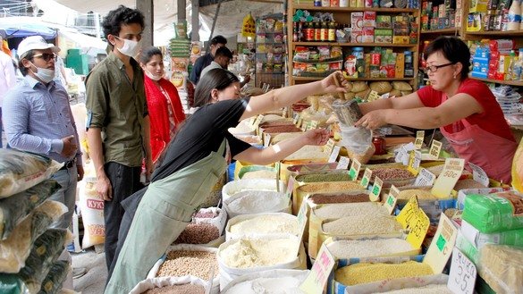 Продуктовый рынок Бишкека. Перебои поставок из-за карантина привели к повышению цен. Например, мука 1-го сорта, которая до карантина стоила примерно 1200-1250 сомов (16 долларов) за мешок, сейчас стоит 1500-1700 сомов (20-22 доллара). [Максат Осмоналиев]