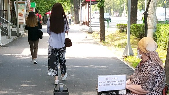 Пожилая женщина сидит на улице в маске. Бишкек, 1 июня. [Максат Осмоналиев]