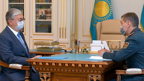 Қозоғистон президенти Қосим-Жўмарт Тўқаев (чапда) мудофаа вазири Нурлан Ермекбаев билан Қозоғистон армияси модернизациясини муҳокама қилмоқда, Нур-Султон, 25 май. (Мудофаа вазирлиги)