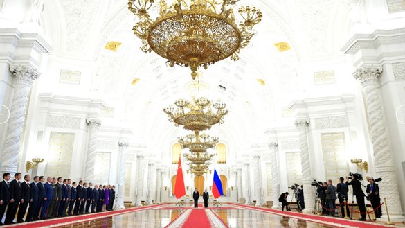 2019 йил июнь ойида Москвада Россия президенти Владимир Путин билан турган ХХР раҳбари Си Цзинпин учун Кремль томонидан уюштирилган қабул маросими. Икки мамлакат ўртасидаги муносабатлар дўстона бўлиб кўрингани билан, манфаатлардаги тафовут сабаб улар янада ёмонлашган.