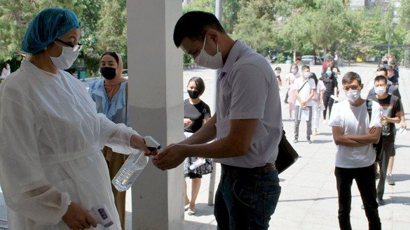 Абитуриентам, сдающим вступительные экзамены, обрабатывают руки дезинфицирующими средствами. Бишкек, 13 июля. [Максат Осмоналиев]
