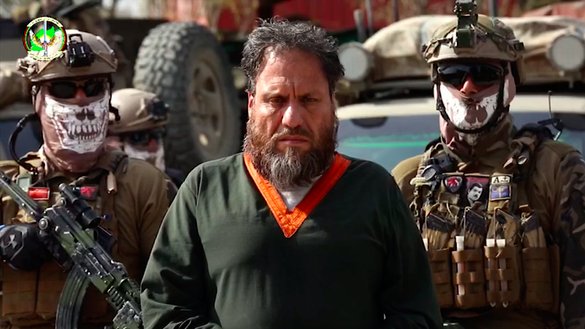 Лидер хорасанского крыла ИГ Аслам Фаруки показан в кадре из видеоролика, опубликованного Национальным управлением безопасности. Снимок сделан в апреле в провинции Кандагар.