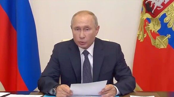 Россия президенти Владимир Путин 11 август куни Россия соғлиқни сақлаш расмийлари муваффақиятли равишда хавфсиз вакцина ишлаб чиқаришганини даъво қилди. (Кремль)