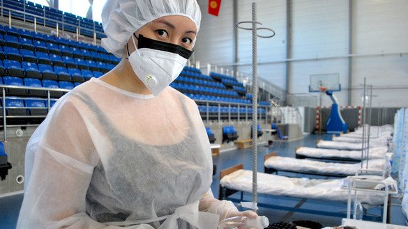 Медсестра Ажар Жантаева собирается ставить капельницу больной с пневмонией. Бишкек, 14 августа. [Максат Осмоналиев]