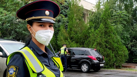 Старший инспектор патрульной постовой службы Перизат следит за безопасностью дорог в защитной маске. Бишкек, 13 августа. [Максат Осмоналиев]