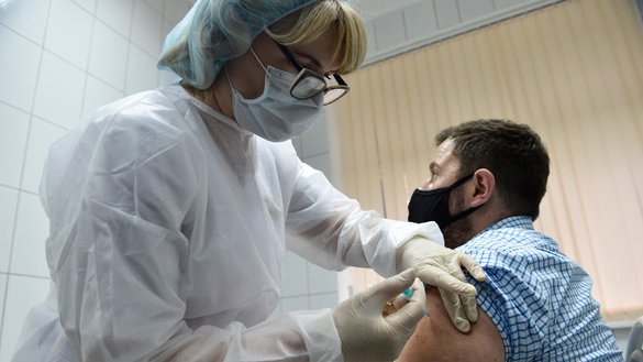 10 сентябр куни Москвадаги клиникада 36 ёшли кўнгилли Илья Дубровинни Россиянинг коронавирусга қарши вакцинаси билан эмлаётган ҳамшира. Хабарларга кўра, «кўнгиллилар»нинг кўпчилиги синовда иштирок этишга мажбурланган ёки босимга учраган.