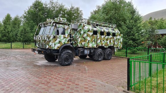 Россияда ишлаб чиқарилган ҳарбий транспорт воситаси, Олмаота яқинидаги Қаскелен дараси, июл. (Канат Алтинбаев)