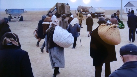 Военнослужащие советской армии объявляют о принудительной эвакуации местного населения. Кадр из фильма «Полигон».