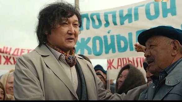 Ерлан Билал (слева) в роли поэта и общественного деятеля Олжаса Сулейменова (слева) в ходе акции протеста против ядерных испытаний в конце 1980-х гг. Кадр из фильма «Полигон».