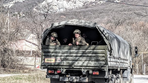 Российские военнослужащие на военном автомобиле. До аннексии Россией здесь базировался украинский полк специального назначения «Тигр». Поселок Кизилташ, 5 марта. [Евгений Гордиенко/«Каравансарай»]