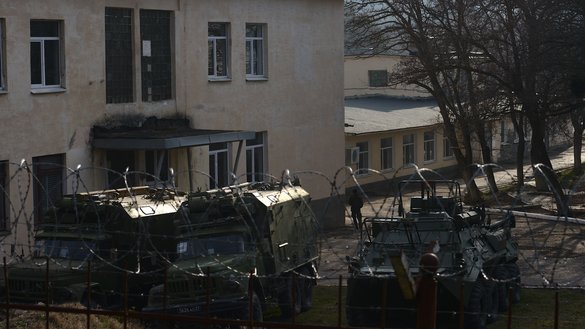Призывники одной из российских воинских частей за забором из колючей проволоки. Военная база, поселок Кизилташ, 5 марта. [Евгений Гордиенко/«Каравансарай»]