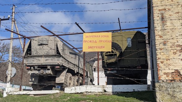 Военная техника на запретной зоне возле российской военной базы. Поселок Кизилташ, 5 марта. [Евгений Гордиенко/«Каравансарай»]