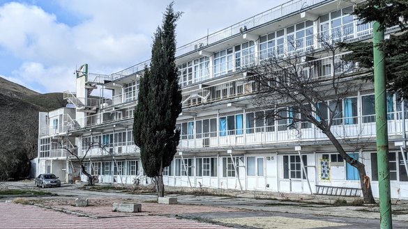 База отдыха «Прибой» выставлена на продажу. Ранее популярное место, она пустует с 2014 года. Перед базой красивый пляж, когда-то пользующийся популярностью среди местных жителей и туристов. Поселок Коктебель, 26 февраля. [Евгений Гордиенко/«Каравансарай»]