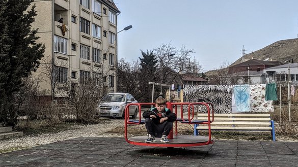 Дворовой быт многоквартирного дома. Дети ходят в школу даже в условиях глобальной пандемии коронавируса. После уроков немногие приходят играть на плохо оборудованных детских площадках. Поселок Коктебель, 26 февраля. [Евгений Гордиенко/«Каравансарай»]