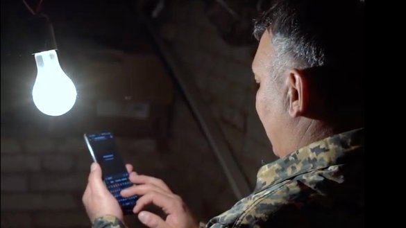 Вербовщик террористов обменивается текстовыми сообщениями с женщиной — своей потенциальной жертвой. Кадр из видеоматериалов проекта «10 уроков Жусана».