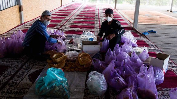 Работники раскладывают пакеты с продуктами, предназначенные для постящихся мусульман и нуждающихся в священный месяц Рамадан. Все продукты были куплены на средства спонсоров. Мечеть Келечек, Бишкек, 27 апреля. [Максат Осмоналиев/«Каравансарай»]