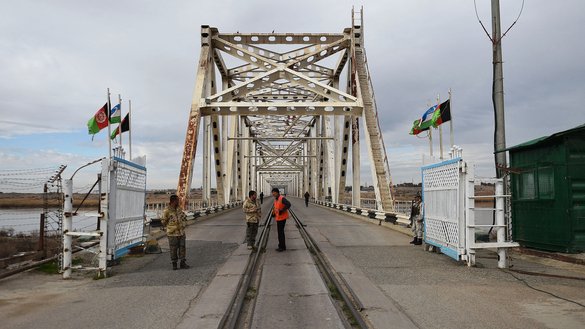 2019 йилнинг 9 феврал куни олинган бу суратда Балх вилоятининг Ҳайратон шаҳрида жойлашган Афғонистон-Ўзбекистон дўстлик кўприги олдида қўриқчилик қилаётган Афғонистон чегара қўшинлари акс этган.