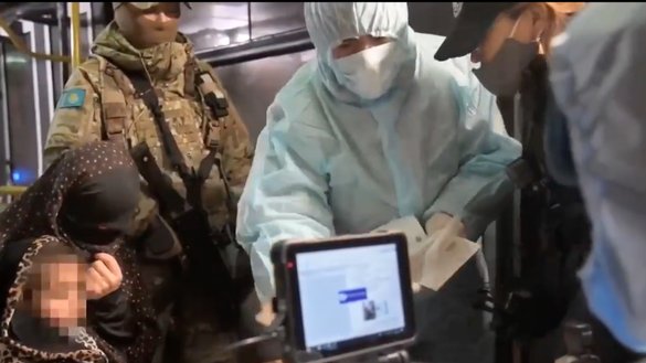 Репатриированная казахская женщина, в сопровождении дочери, на допросе во время операции «Жусан-5». Кадр из видеоматериала, опубликованного в сети Комитетом национальной безопасности (КНБ) Казахстана в феврале.