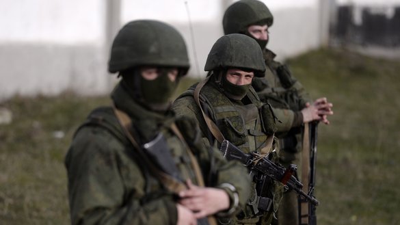 Қримдаги Перевалное қишлоғида жойланган Украина ҳарбий базаси олдида қўриқчилик қилаётган номаълум аскарлар, 2014 йил, 16 март. Украина Россия президенти Владимир Путиннинг буйруғини бажарадиган «Вагнер» ёлланма аскарлар гуруҳининг ватани ҳисобланади. (Димитар Дилкофф/AFP)
