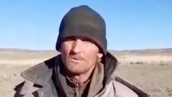 Алексей Котов, россиянин, ложно обвинивший казахстанского фермера в том, что тот 20 лет держал его в рабстве, показан на снимке экрана из видеозаписи в Vk.com, где он выступил с обвинениями. В итоге, Котов отказался от своего заявления, но оно уже спровоцировало международный инцидент.