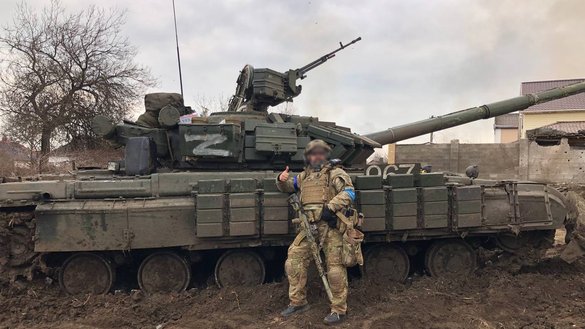 Фото захваченного российского танка на окраине Мариуполя, 7 марта, опубликованное на канале Telegram.