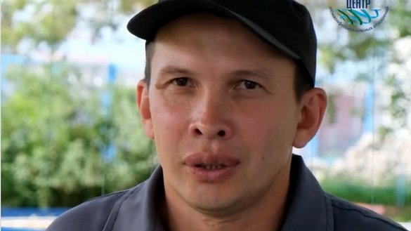 Руслан Гинатуллин. Стоп-кадр из видеоматериала павлодарского Центра анализа и развития межконфессиональных отношений, где Гинатуллин проходил реабилитацию более двух лет.