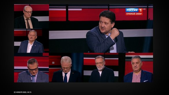 Россиянинг «Оқшом Владимир Соловьев билан» телекўрсатувидан олинган кадрларда 21 ноябр куни сиёсий таҳлилчи Дмитрий Дробницкийнинг қўлини мушт қилиб силкиётгани акс этган. (Россия-1 телеканали)