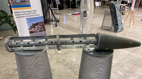 Кўргазма ташкилотчилари Вилнюсга Беларусдан Киев вилоятига учирилган ракеталар қолдиқларини олиб келишган. [Анна Плотникова/Карвонсарой]