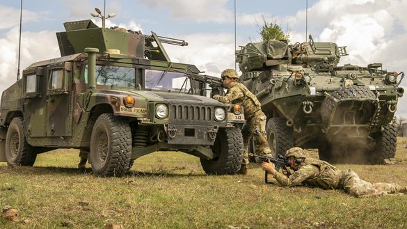 Американские войска устанавливают периметр вокруг условного вражеского комплекса в ходе учений Noble Partner на полигоне Вазиани в Грузии 15 сентября 2020 года. Учения призваны повысить боеготовность и оперативную совместимость вооруженных сил. [Министерство обороны США]