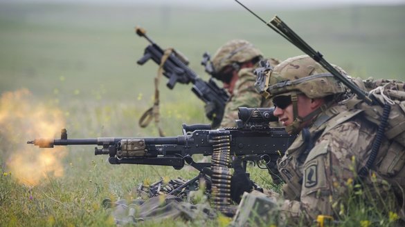 Американский десантник стреляет холостыми патронами во время учений Noble Partner 16 на полигоне Вазиани в Грузии 15 мая 2016 года. Эти учения представляют собой регулярное учебное мероприятие, которое играет важную роль в подготовке Грузии к ее участию в деятельности НАТО. [Министерство обороны США]