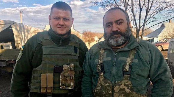 Батальон қўмондони Зураб Чихелидзе (ўнгда) Украина қуролли кучлари қўмондони, генерал Валерий Залужний билан. [Facebook]